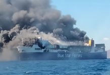 Μύκονος: Καίει ακόμα το οχηματαγωγό που πήρε φωτιά εν πλω - Έχει καταστραφεί ολοσχερώς