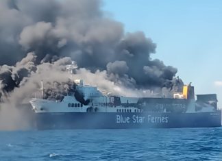 Μύκονος: Καίει ακόμα το οχηματαγωγό που πήρε φωτιά εν πλω - Έχει καταστραφεί ολοσχερώς