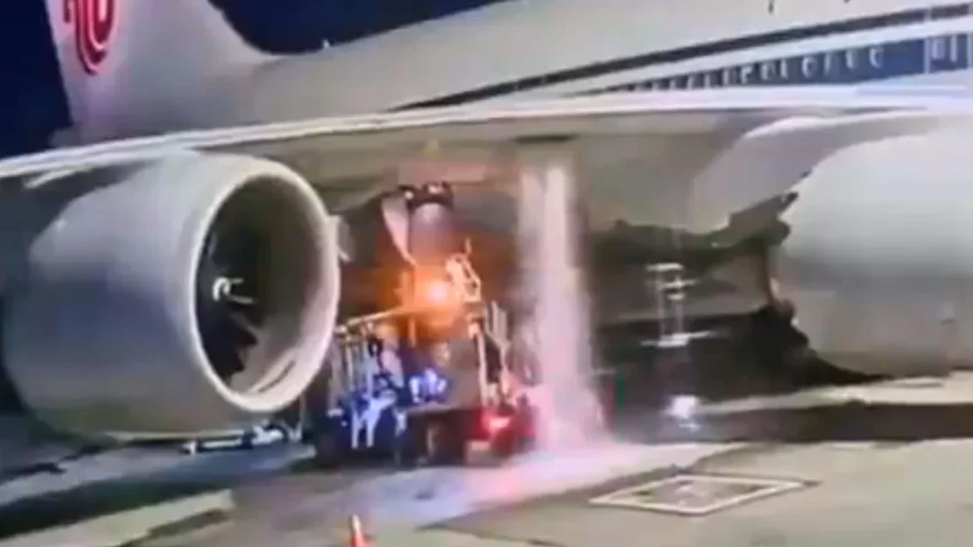aeroplano_diarroi_mk Σοκαριστικό βίντεο: Όχημα ανεφοδιασμού στο JFK προκαλεί μεγάλη διαρροή καυσίμων σε Boeing κινεζικών αερογραμμών