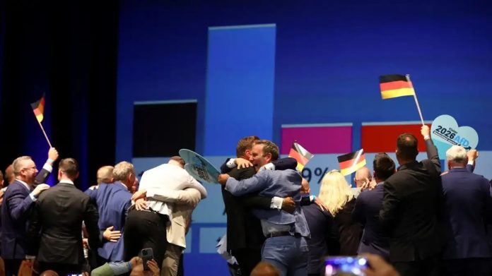 Βερολίνο: Έρευνα για όπλα και εκρηκτικά σε συνεργάτη της AfD – Βρέθηκαν ναζιστικά αντικείμενα στη κατοχή του Βερολίνο: Έρευνα για όπλα και εκρηκτικά σε συνεργάτη της AfD – Βρέθηκαν ναζιστικά αντικείμενα στη κατοχή του