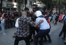 Αλβανία: 101η ημέρα διαδηλώσεων κατά του τουριστικού σχεδίου της οικογένειας Τραμπ - Συγκρούσεις έξω από το κοινοβούλιο