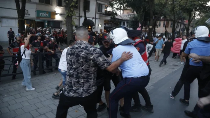 Αλβανία: 101η ημέρα διαδηλώσεων κατά του τουριστικού σχεδίου της οικογένειας Τραμπ – Συγκρούσεις έξω από το κοινοβούλιο Αλβανία: 101η ημέρα διαδηλώσεων κατά του τουριστικού σχεδίου της οικογένειας Τραμπ - Συγκρούσεις έξω από το κοινοβούλιο