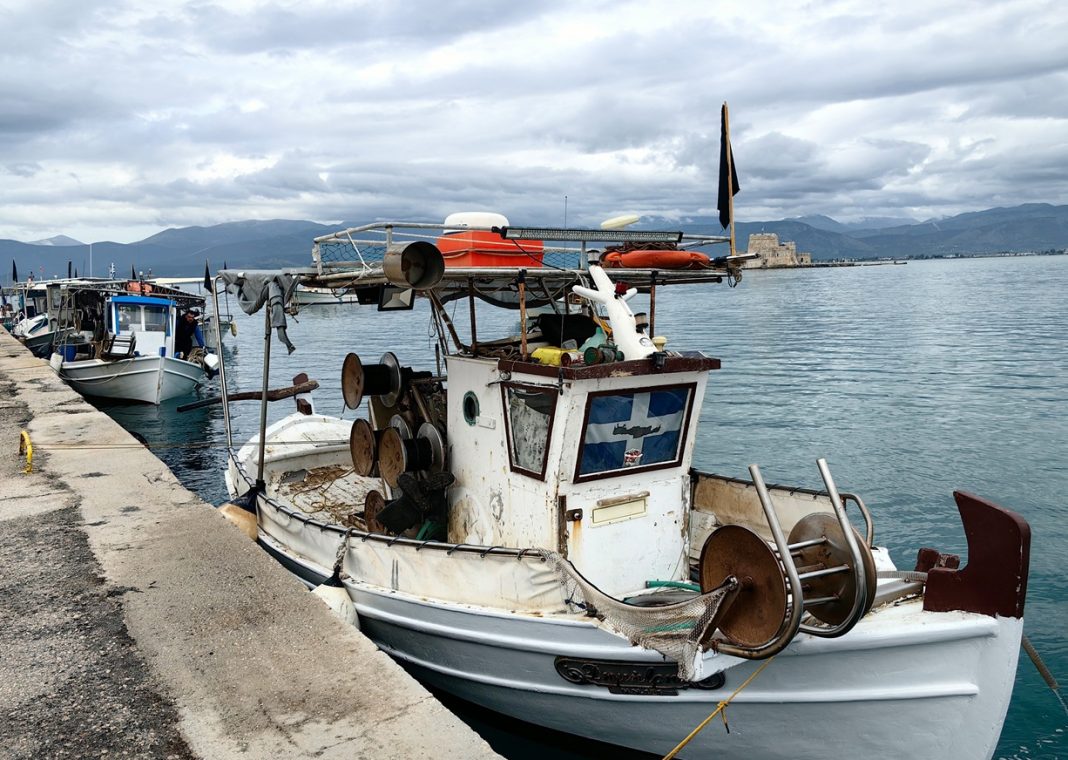 Στο ναδίρ οι αλιείς εξαιτίας της τιμής του πετρελαίου – “Θα αποκλείσουμε επ’ αόριστον λιμάνια και ιχθυόσκαλες”