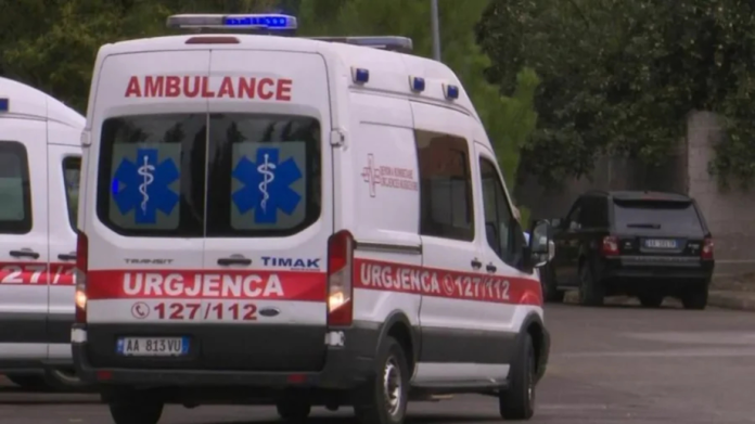 Μεθυσμένος οδηγός ασθενοφόρου στην Κορυτσά παρέσυρε και τραυμάτισε ηλικιωμένο και τον μετέφερε στο νοσοκομείο