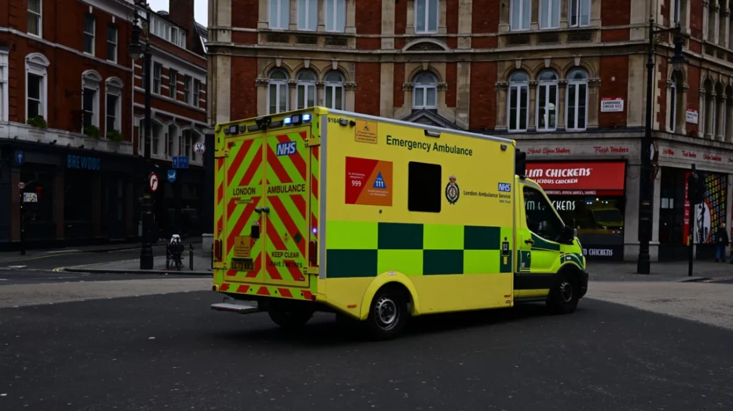 ambulance_london_maketa Τέσσερις άνδρες στο νοσοκομείο μετά από επίθεση με μαχαίρι στο Μπρόμλεϊ του Λονδίνου, επτά συλλήψεις