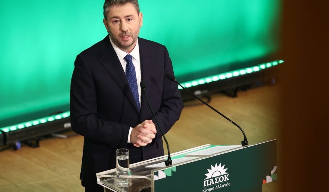 ΠΑΣΟΚ: Αιχμές για τη δημοσκόπηση της GPO – «Το σύστημα Μητσοτάκη προσπαθεί να διασώσει τον εκλεκτό του, τον Τσίπρα»