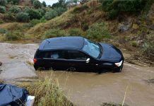 Θρίλερ στην Αργολίδα: Ηλικιωμένοι παρασύρθηκαν με το αυτοκίνητό τους από τα ορμητικά νερά – (VIDEO-ΦΩΤΟ)