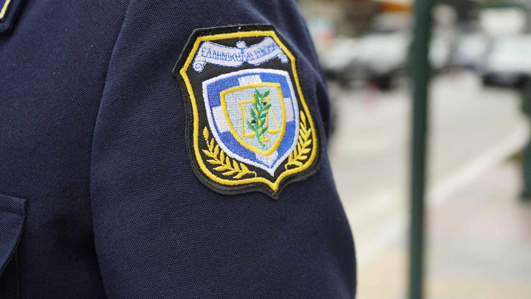Βόλος: Η κάμερα έπιασε τον αρχιφύλακα που τα «τσέπωνε» από τις κλήσεις – Ο διάλογος με Πακιστανό μέσα στο αστυνομικό…