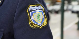 Βόλος: Η κάμερα έπιασε τον αρχιφύλακα που τα «τσέπωνε» από τις κλήσεις – Ο διάλογος με Πακιστανό μέσα στο αστυνομικό…