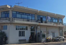 Ο δράστης φώναζε στον αστυνομικό «ρίξε μου» και τον πλησίαζε με το μαχαίρι: Πολίτες περιγράφουν πώς έγινε η επίθεση…