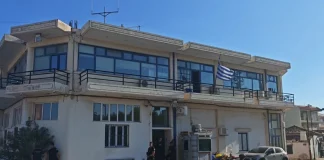 Ο δράστης φώναζε στον αστυνομικό «ρίξε μου» και τον πλησίαζε με το μαχαίρι: Πολίτες περιγράφουν πώς έγινε η επίθεση…