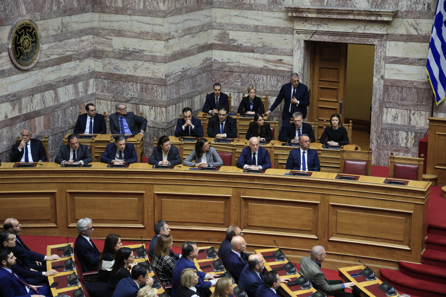 b5ca54d3bb508958bcb3f21499ac9a09_L Τελικά, υπουργοί αλαζόνες ή «κότες»;