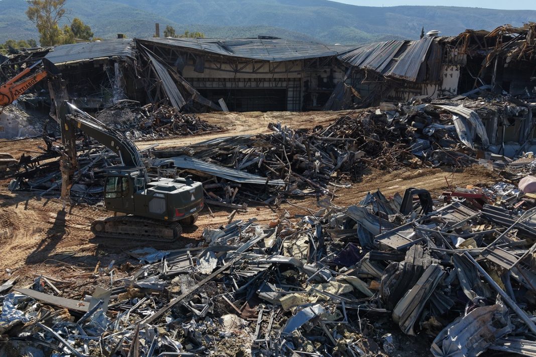 Αθήνα: Δύο άνδρες λιποθύμησαν από αναθυμιάσεις στις εργασίες κατεδάφισης στο θέατρο Μπάντμιντον