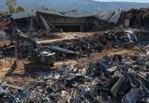 Αθήνα: Δύο άνδρες λιποθύμησαν από αναθυμιάσεις στις εργασίες κατεδάφισης στο θέατρο Μπάντμιντον