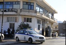Μάνδρα: Διασωληνωμένος στη ΜΕΘ ο 31χρονος μετά την επίθεση στο ΑΤ - Το παρελθόν του δράστη