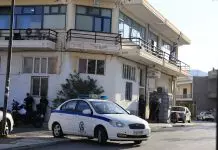 Μάνδρα: Διασωληνωμένος στη ΜΕΘ ο 31χρονος μετά την επίθεση στο ΑΤ - Το παρελθόν του δράστη