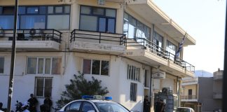 Μάνδρα: Διασωληνωμένος στη ΜΕΘ ο 31χρονος μετά την επίθεση στο ΑΤ - Το παρελθόν του δράστη