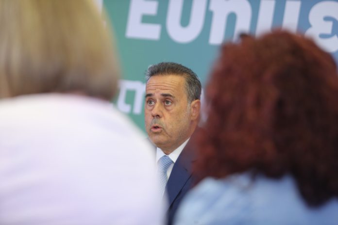 Η σιωπή του Παπασταύρου Η σιωπή του Παπασταύρου