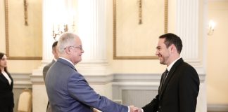 Με Μαζωνάκη και φραπέ το πρώτο μήνυμα του νέου πρέσβη της Γαλλίας στην Ελλάδα - (VIDEO)