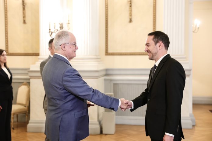 Με Μαζωνάκη και φραπέ το πρώτο μήνυμα του νέου πρέσβη της Γαλλίας στην Ελλάδα - (VIDEO)