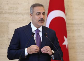 Χακάν Φιντάν: «Απειλή για εμάς η στρατικοποίηση των ελληνικών νησιών»