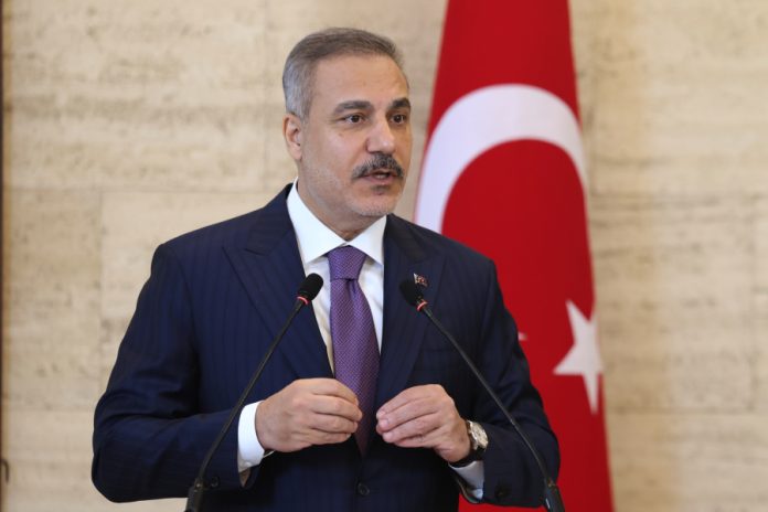 Χακάν Φιντάν: «Απειλή για εμάς η στρατικοποίηση των ελληνικών νησιών»