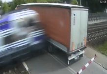 Απίστευτο σιδηροδρομικό ατύχημα στην Πολωνία - Τρένο πέρασε μέσα από φορτηγό (VIDEO)