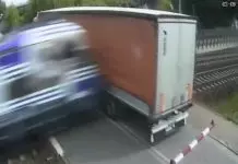 Απίστευτο σιδηροδρομικό ατύχημα στην Πολωνία - Τρένο πέρασε μέσα από φορτηγό (VIDEO)