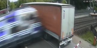 Απίστευτο σιδηροδρομικό ατύχημα στην Πολωνία - Τρένο πέρασε μέσα από φορτηγό (VIDEO)
