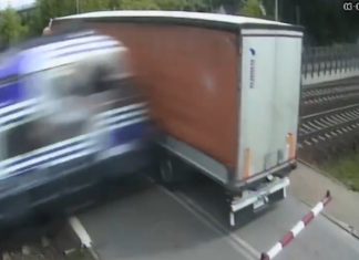 Απίστευτο σιδηροδρομικό ατύχημα στην Πολωνία – Τρένο πέρασε μέσα από φορτηγό (VIDEO) Απίστευτο σιδηροδρομικό ατύχημα στην Πολωνία - Τρένο πέρασε μέσα από φορτηγό (VIDEO)