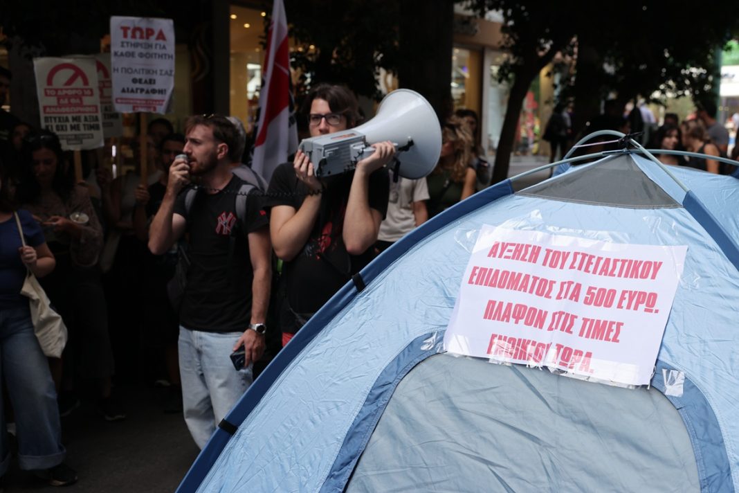 Φοιτητές έστησαν σκηνές έξω από το ΥΠΟΙΚ: Ζητούν πλαφόν στα ενοίκια και αύξηση του στεγαστικού επιδόματος – (ΦΩΤΟ)