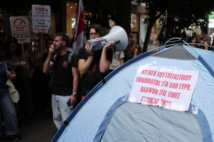 Φοιτητές έστησαν σκηνές έξω από το ΥΠΟΙΚ: Ζητούν πλαφόν στα ενοίκια και αύξηση του στεγαστικού επιδόματος – (ΦΩΤΟ)