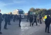 Εκατοντάδες μαυροφορεμένοι διαδηλωτές έκλεισαν το λιμάνι του Ντόβερ σε διαμαρτυρία κατά των μεταναστών