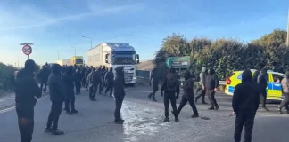 Εκατοντάδες μαυροφορεμένοι διαδηλωτές έκλεισαν το λιμάνι του Ντόβερ σε διαμαρτυρία κατά των μεταναστών