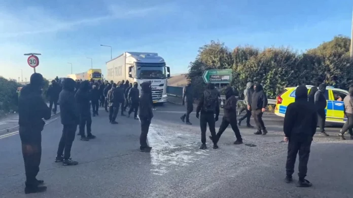 Εκατοντάδες μαυροφορεμένοι διαδηλωτές έκλεισαν το λιμάνι του Ντόβερ σε διαμαρτυρία κατά των μεταναστών