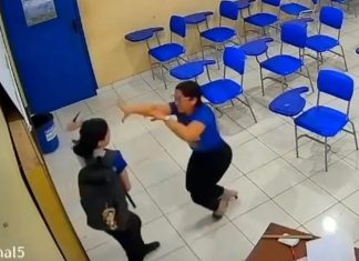 Βραζιλία: Καρέ καρέ 17χρονη επιτίθεται με μαχαίρι κατά καθηγήτριας – (VIDEO) Βραζιλία: Καρέ καρέ 17χρονη επιτίθεται με μαχαίρι κατά καθηγήτριας - (VIDEO)