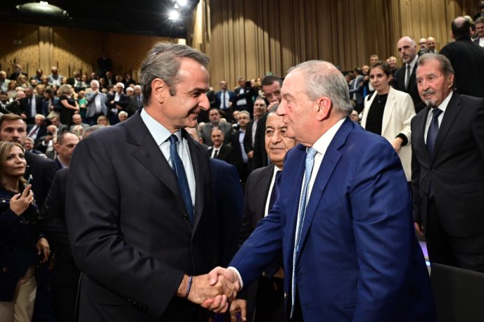 «Άνοιγμα» Μητσοτάκη σε Καραμανλή;-Ούτε ευχές στα γενέθλιά του!