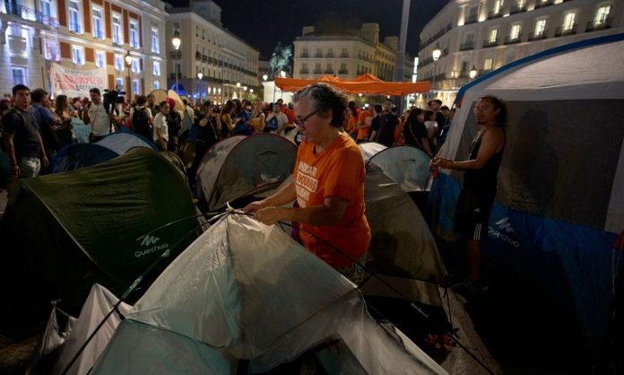 Ισπανία: Η έξωση της 87χρονης Μαρίκαρμεν... ξαναγέμισε σκηνές 15 χρόνια μετά τους «Αγανακτισμένους»