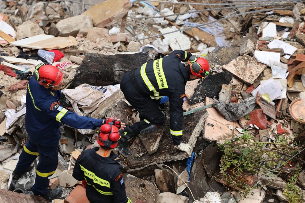 Αδιανόητη τραγωδία με έξι νεκρούς από την έκρηξη σε κτίριο στην Πλάκα – Εντοπίστηκαν και οι δύο τελευταίες σοροί
