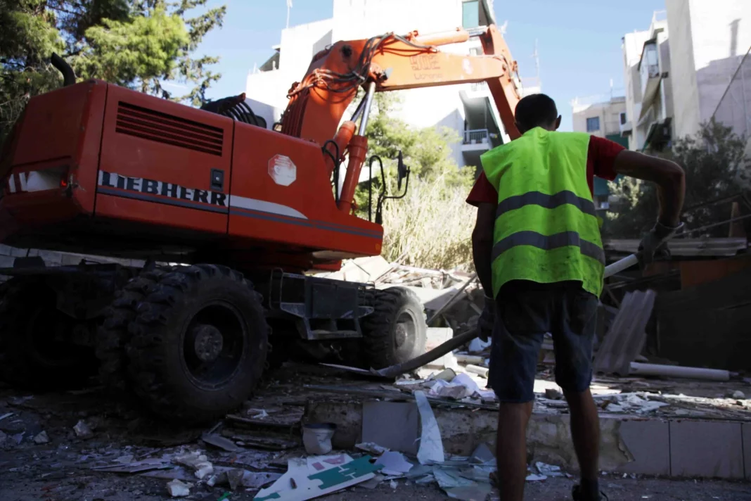 Παλαιό Φάληρο: Εκσκαφέας τρύπησε αγωγό φυσικού αερίου – Πίδακας 10 μέτρων δίπλα σε κατοικίες