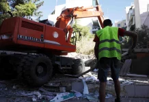 Παλαιό Φάληρο: Εκσκαφέας τρύπησε αγωγό φυσικού αερίου – Πίδακας 10 μέτρων δίπλα σε κατοικίες