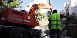 Παλαιό Φάληρο: Εκσκαφέας τρύπησε αγωγό φυσικού αερίου – Πίδακας 10 μέτρων δίπλα σε κατοικίες