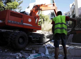 Παλαιό Φάληρο: Εκσκαφέας τρύπησε αγωγό φυσικού αερίου – Πίδακας 10 μέτρων δίπλα σε κατοικίες
