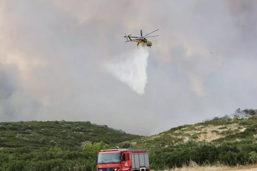Δράμα: Δύο διαφορετικές εστίες πυρκαγιάς σε δασική έκταση – Επιχειρούν 5 εναέρια μέσα