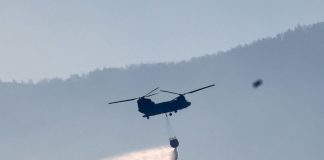 Φωτιά στο Κορωπί: Στη μάχη με τις φλόγες και 2 ελικόπτερα