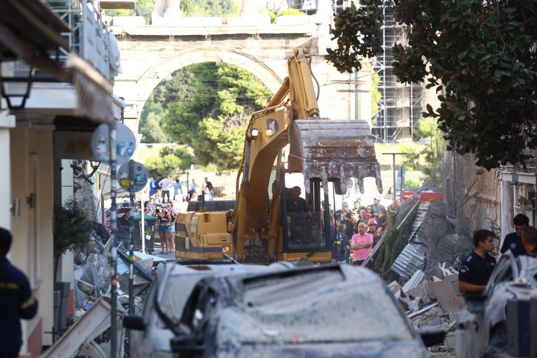 Έκρηξη στην Πλάκα: Βρέθηκε η τσάντα μιας τουρίστριας – Αγωνία για το ζευγάρι ηλικιωμένων και τους τρεις Αμερικανούς