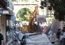 Έκρηξη στην Πλάκα: Βρέθηκε η τσάντα μιας τουρίστριας – Αγωνία για το ζευγάρι ηλικιωμένων και τους τρεις Αμερικανούς