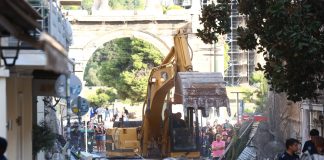 Έκρηξη στην Πλάκα: Βρέθηκε η τσάντα μιας τουρίστριας – Αγωνία για το ζευγάρι ηλικιωμένων και τους τρεις Αμερικανούς