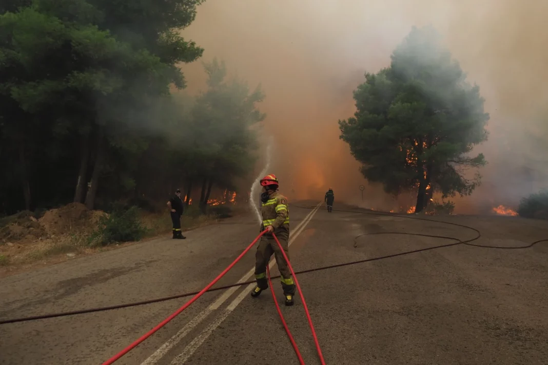 Ανεξέλεγκτη η φωτιά στην Εύβοια – Κάηκαν μαντριά, αποθήκες και καλλιέργειες
