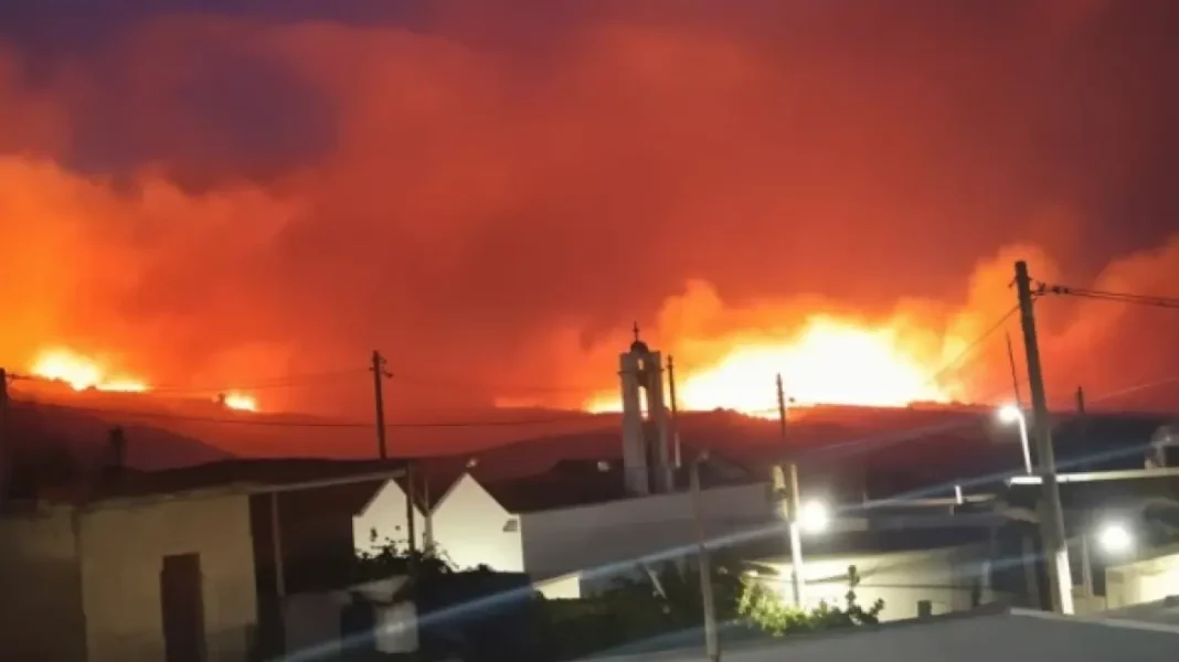 Ολονύχτια μάχη με τις φλόγες στον Χώνο Λασιθίου, νέα μηνύματα του 112 για εκκενώσεις